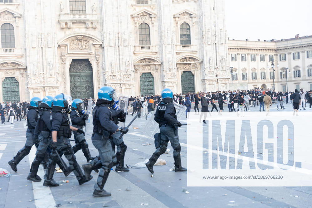IPA89812290 - Milan, October 17, 2026: Italia in Piazza demonstration; violent clashes between police and the student movement