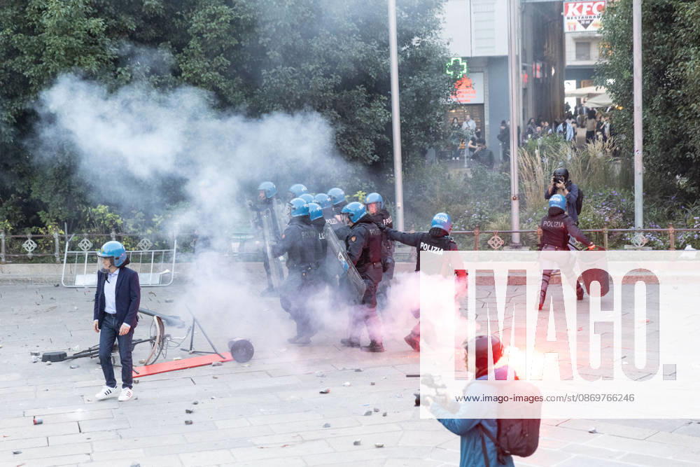IPA89812316 - Milan, October 17, 2026: Italia in Piazza demonstration; violent clashes between police and the student movement