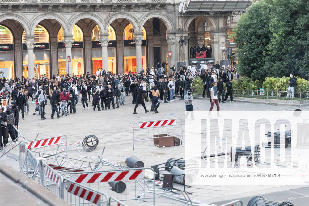 IPA89812318 - Milan, October 17, 2026: Italia in Piazza demonstration; violent clashes between police and the student movement
