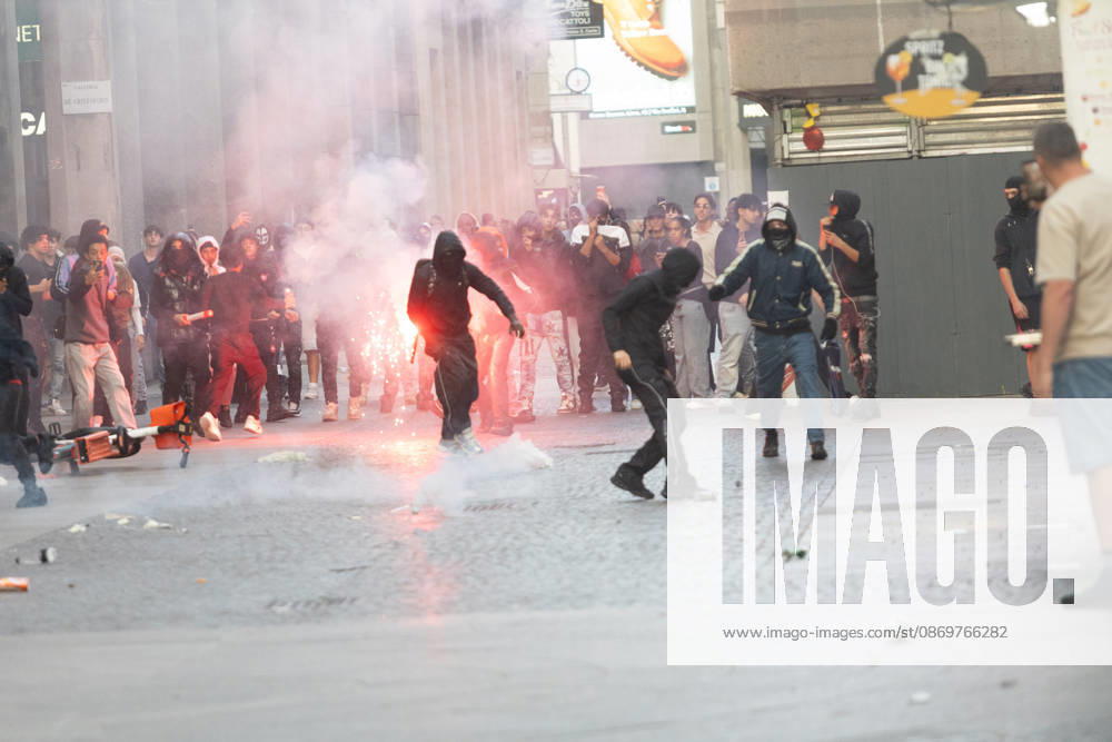 IPA89812379 - Milan, October 17, 2026: Italia in Piazza demonstration; violent clashes between police and the student movement