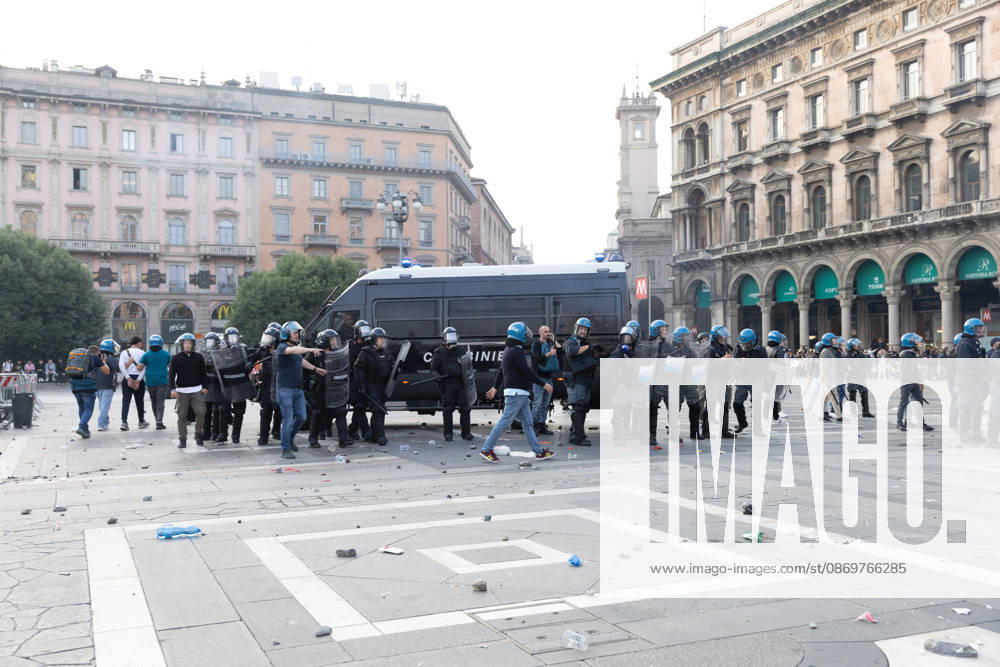 IPA89812402 - Milan, October 17, 2026: Italia in Piazza demonstration; violent clashes between police and the student movement