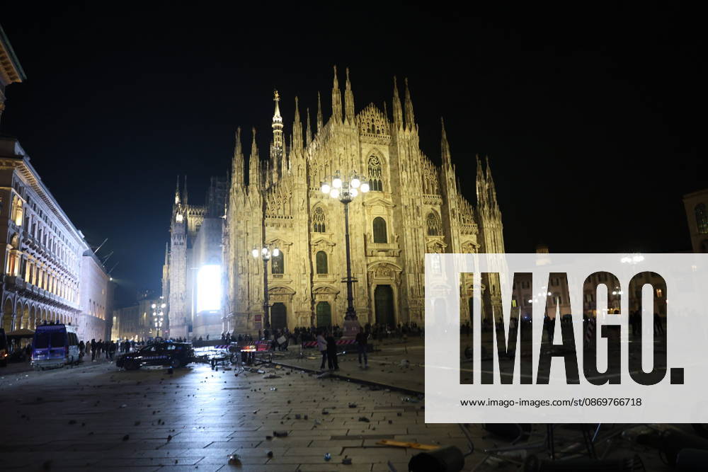 IPA89813366 - Milan, October 17, 2026: Italia in Piazza demonstration; violent clashes between police and the student movement; a construction site in Piazza Duomo set on fire