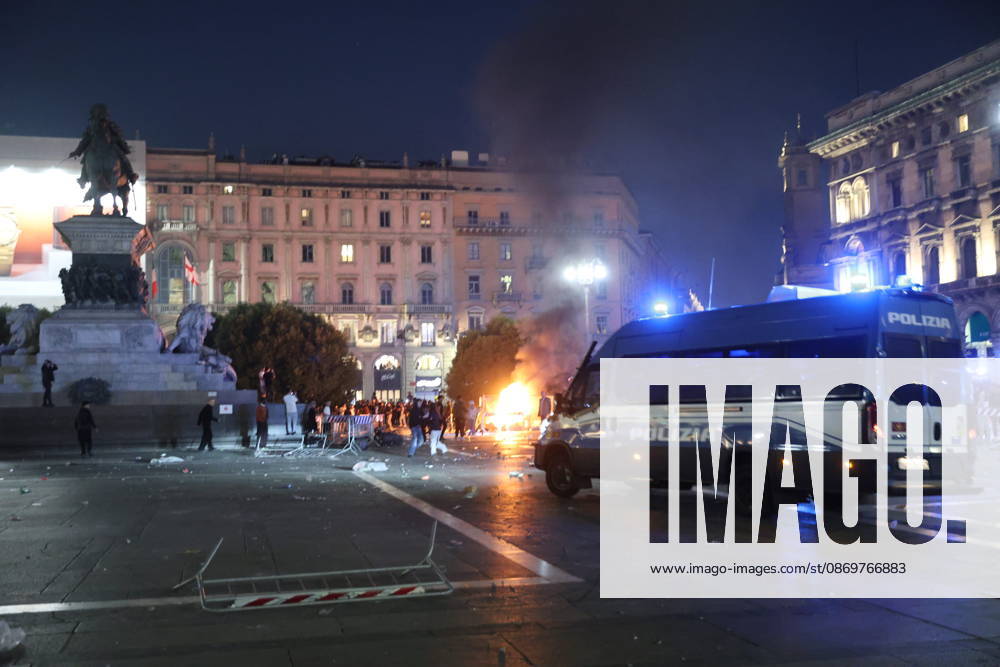 IPA89813397 - Milan, October 17, 2026: Italia in Piazza demonstration; violent clashes between police and the student movement; a construction site in Piazza Duomo set on fire