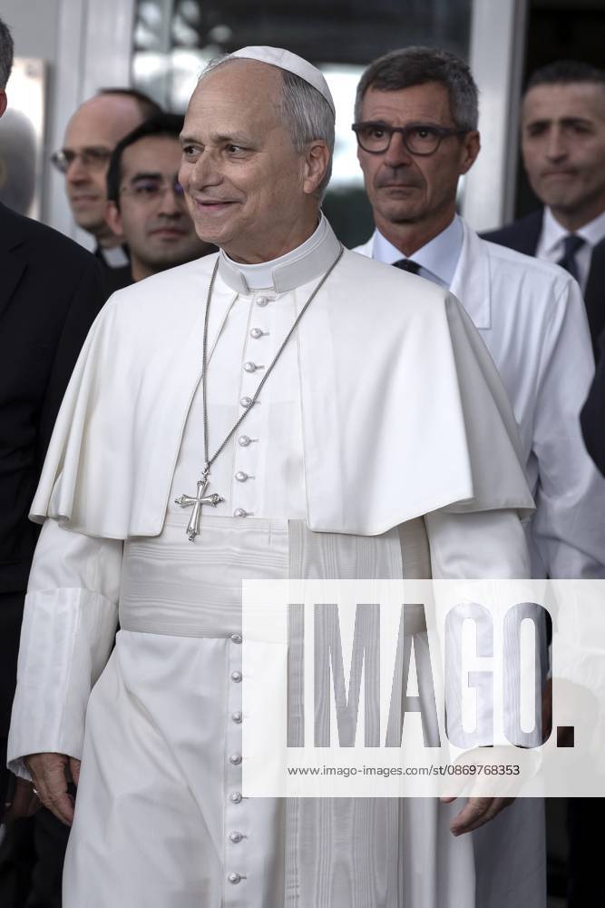 Pope Leo XIV , followed by surgeon Stefano Margaritora,, leaves RomeÃ¢â‚¬â ¢s Agostino Gemelli hospitall four days after lung surgery.Pope Leo XIV leaves Agostino Gemelli Hospitall four days after lung surgery Rome Italy - ZUMAs197 20261017_aaa_s197_251