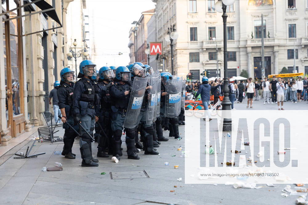 IPA89816812 - Milan, October 17, 2026: Italia in Piazza demonstration; violent clashes between police and the student movement