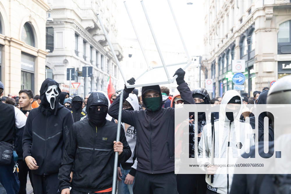 IPA89816865 - Milan, October 17, 2026: Italia in Piazza demonstration; violent clashes between police and the student movement