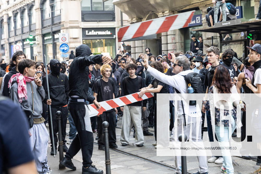 IPA89816875 - Milan, October 17, 2026: Italia in Piazza demonstration; violent clashes between police and the student movement