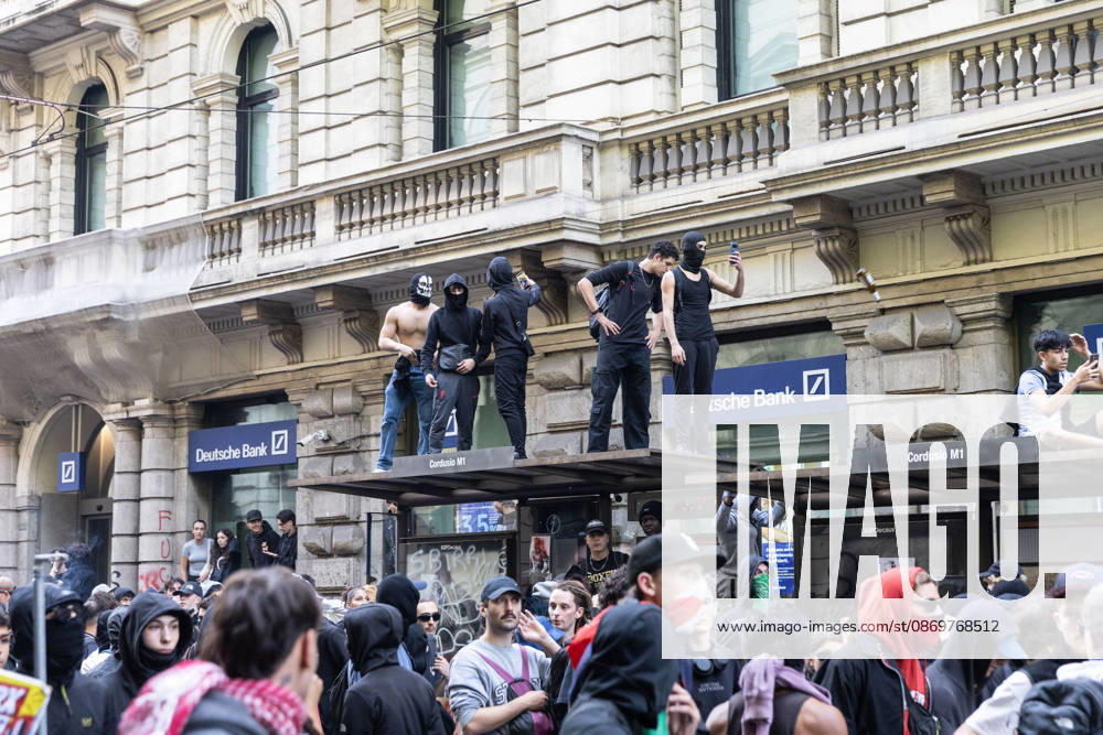 IPA89816888 - Milan, October 17, 2026: Italia in Piazza demonstration; violent clashes between police and the student movement