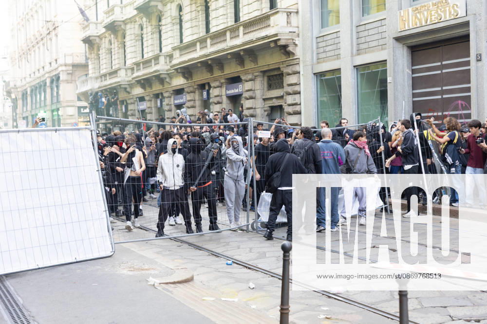 IPA89816899 - Milan, October 17, 2026: Italia in Piazza demonstration; violent clashes between police and the student movement