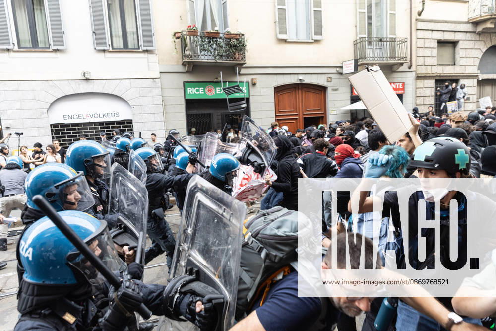 IPA89816943 - Milan, October 17, 2026: Italia in Piazza demonstration; violent clashes between police and the student movement