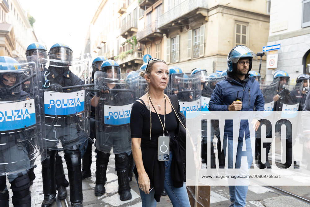 IPA89816963 - Milan, October 17, 2026: Italia in Piazza demonstration; violent clashes between police and the student movement
