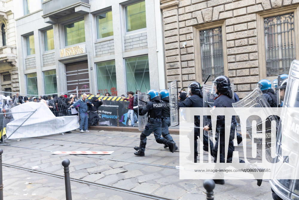 IPA89816893 - Milan, October 17, 2026: Italia in Piazza demonstration; violent clashes between police and the student movement