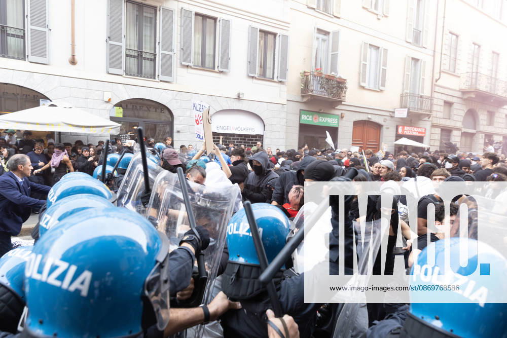 IPA89816955 - Milan, October 17, 2026: Italia in Piazza demonstration; violent clashes between police and the student movement