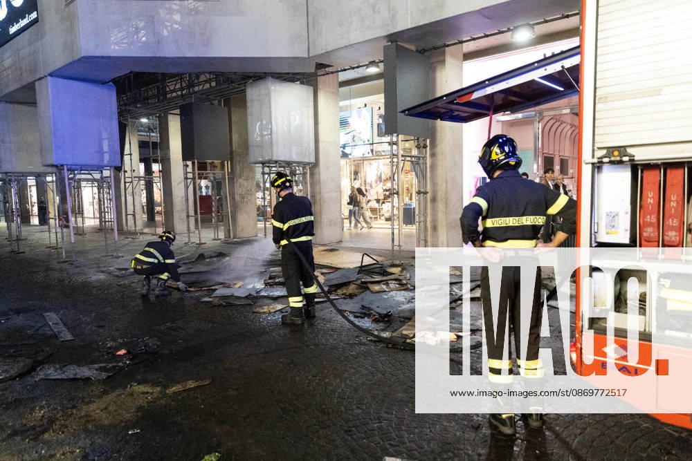 IPA89820368 - Milan, October 17, 2026, Corso Vittorio Emanuele: Damage to storefronts and fires following clashes at the protest against the high cost of living; firefighters