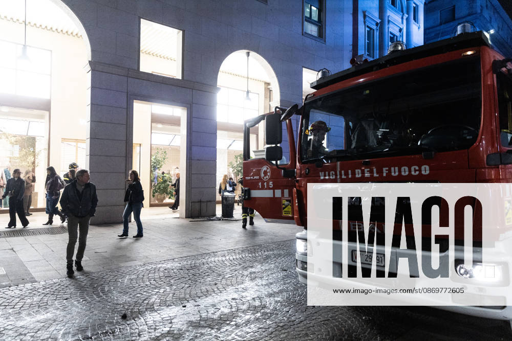 IPA89820390 - Milan, October 17, 2026, Corso Vittorio Emanuele: Damage to storefronts and fires following clashes during the protest against the high cost of living,