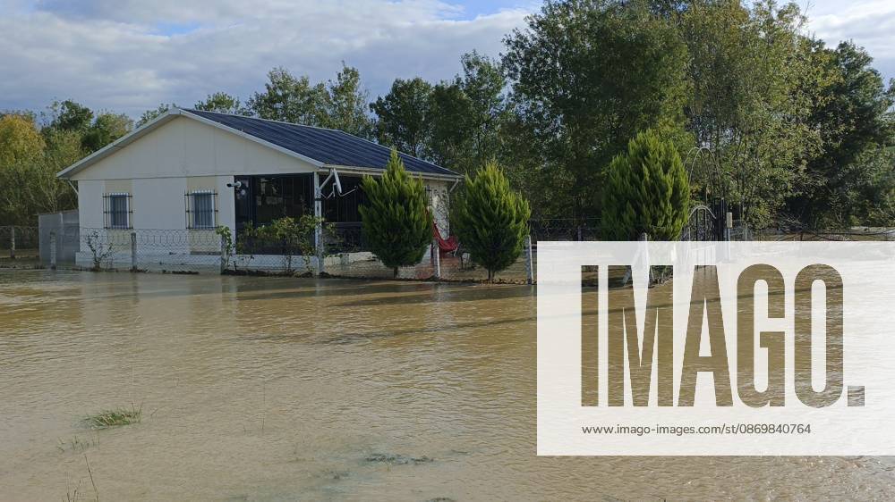 Heavy rainfall causes flooding in northwestern Turkiye KOCAELI, TURKIYE - OCTOBER 18: An area is submerged in floodwaters following heavy rainfall overnight in the Kandira district of Kocaeli, northwestern Turkiye, on October 18, 2026. The downpour inundates agricultural fields, roads and residential gardens in several areas. Murat Yildirim Anadolu Kocaeli Turkey. Editorial use only. Please get in touch for any other usage.