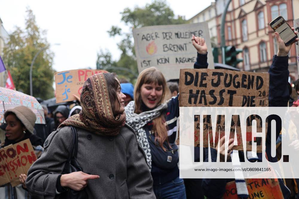 Berlin Rally Supports French Students BERLIN, GERMANY, OCTOBER 17, 2026: Demonstrators gather in solidarity with students protesting in France, calling for better education funding and improved school conditions. The rally forms part of solidarity actions supporting the French student movement. Berlin Berlin Germany