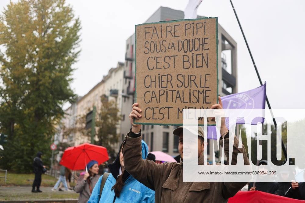 Berlin Rally Supports French Students BERLIN, GERMANY, OCTOBER 17, 2026: Demonstrators gather in solidarity with students protesting in France, calling for better education funding and improved school conditions. The rally forms part of solidarity actions supporting the French student movement. Berlin Berlin Germany