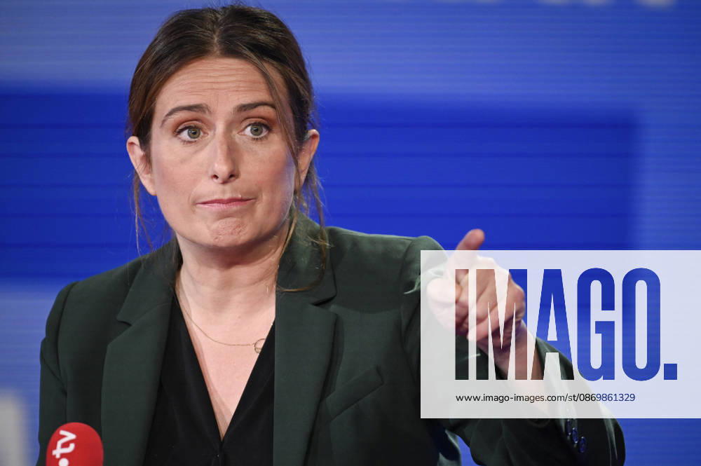 Marine Tondelier on Franc Jeu - Paris Leader of the Ecologists and French candidate for presidency Marine Tondelier poses for pictures for Franc Jeu on France 2 channel in Paris, France on October 18, 2026. Photo by Stephane Le Tellec ABACAPRESS.COM Paris France