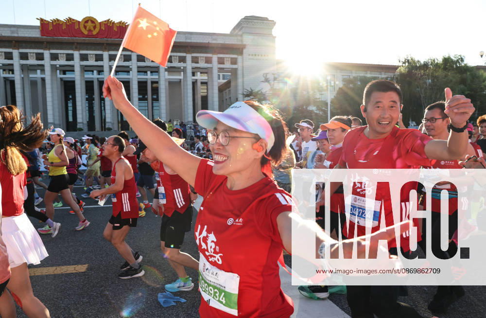 (261018) -- BEIJING, Oct. 18, 2026 -- Runner gesture as they compete during the 2026 Beijing Marathon & National Marathon Championships in Beijing, capital of China, Oct. 18, 2026. ) (SP)CHINA-BEIJING-2026 BEIJING MARATHON(CN) LixMing