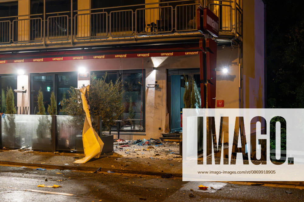 Sprengstoffexplosion in Gastronomiebetrieb Eingangstür zerstört In der Nacht von Sonntag auf Montag, 19.10.2026, kam es gegen 03:30 Uhr in der Hattersheimer Straße in Hofheim am Taunus nach dem Anschein zu einer Sprengstoffexplosion. Die Tür des Eingangsbereichs eines Gebäudes wurde dabei zerstört. Die Polizei war vor Ort und sperrte die Straße weiträumig ab. Bereits am 03.10.2026 war in derselben Straße vor einem Gastronomiebetrieb eine Brandvorrichtung abgelegt worden, wodurch eine Fußmatte in Brand geriet und Rußanhaftungen am Gebäude entstanden. Nach unbestätigten Informationen war die Feuerwehr in Bereitstellung, das Gebäude durfte zunächst nicht betreten werden, bis eine nicht näher definierte Spezialeinheit eintra