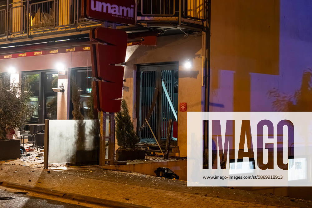 Sprengstoffexplosion in Gastronomiebetrieb Eingangstür zerstört In der Nacht von Sonntag auf Montag, 19.10.2026, kam es gegen 03:30 Uhr in der Hattersheimer Straße in Hofheim am Taunus nach dem Anschein zu einer Sprengstoffexplosion. Die Tür des Eingangsbereichs eines Gebäudes wurde dabei zerstört. Die Polizei war vor Ort und sperrte die Straße weiträumig ab. Bereits am 03.10.2026 war in derselben Straße vor einem Gastronomiebetrieb eine Brandvorrichtung abgelegt worden, wodurch eine Fußmatte in Brand geriet und Rußanhaftungen am Gebäude entstanden. Nach unbestätigten Informationen war die Feuerwehr in Bereitstellung, das Gebäude durfte zunächst nicht betreten werden, bis eine nicht näher definierte Spezialeinheit eintra