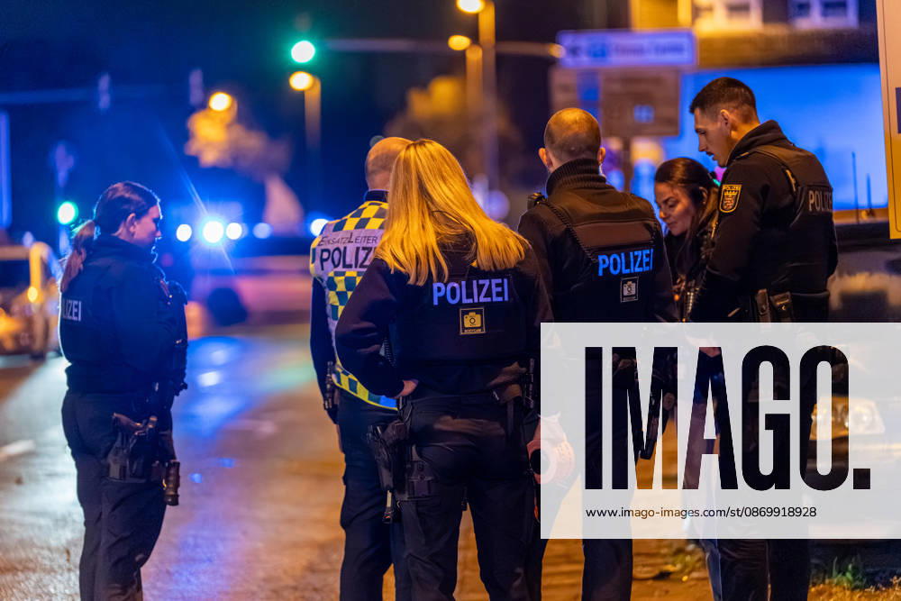Sprengstoffexplosion in Gastronomiebetrieb Eingangstür zerstört In der Nacht von Sonntag auf Montag, 19.10.2026, kam es gegen 03:30 Uhr in der Hattersheimer Straße in Hofheim am Taunus nach dem Anschein zu einer Sprengstoffexplosion. Die Tür des Eingangsbereichs eines Gebäudes wurde dabei zerstört. Die Polizei war vor Ort und sperrte die Straße weiträumig ab. Bereits am 03.10.2026 war in derselben Straße vor einem Gastronomiebetrieb eine Brandvorrichtung abgelegt worden, wodurch eine Fußmatte in Brand geriet und Rußanhaftungen am Gebäude entstanden. Nach unbestätigten Informationen war die Feuerwehr in Bereitstellung, das Gebäude durfte zunächst nicht betreten werden, bis eine nicht näher definierte Spezialeinheit eintra