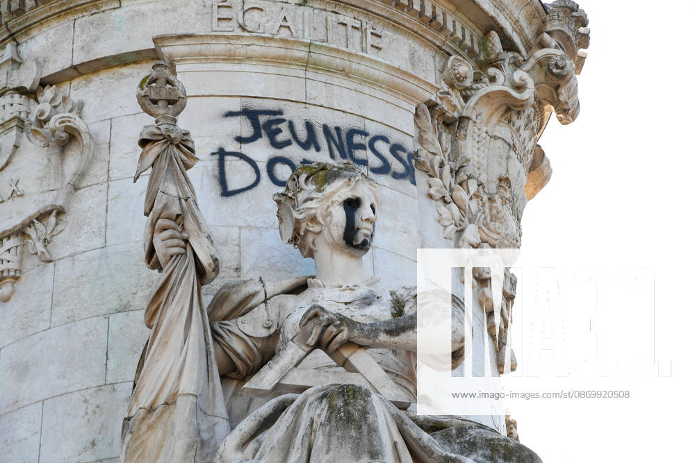 The Day After Nationwide Call For Mobilisation In France - PAris Violent clashes between protesters and French police are seen during a nationwide demonstration against the high cost of living in Republique, Paris, France, on October 18, 2026. Photo by Lionel Urman ABACAPRESS.COM Paris France