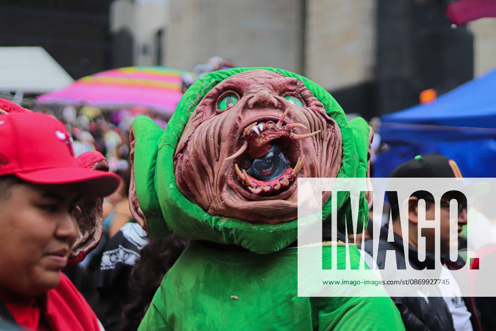 MEXICO Mexico City, MEXICO - OCTOBER 18, 2026: Participants in the 19th annual Zombie Walk Mexico 2026, dressed as the living dead, monsters, and horror characters, gather at the Monument to the Revolution in Mexico City. Mexico City Mexico - ZUMAq101 20261018_zna_q101_254
