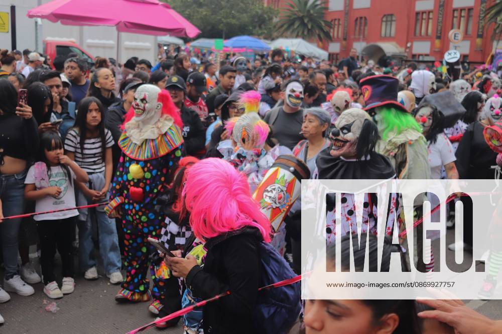 MEXICO Mexico City, MEXICO - OCTOBER 18, 2026: Participants in the 19th annual Zombie Walk Mexico 2026, dressed as the living dead, monsters, and horror characters, gather at the Monument to the Revolution in Mexico City. Mexico City Mexico - ZUMAq101 20261018_zna_q101_256