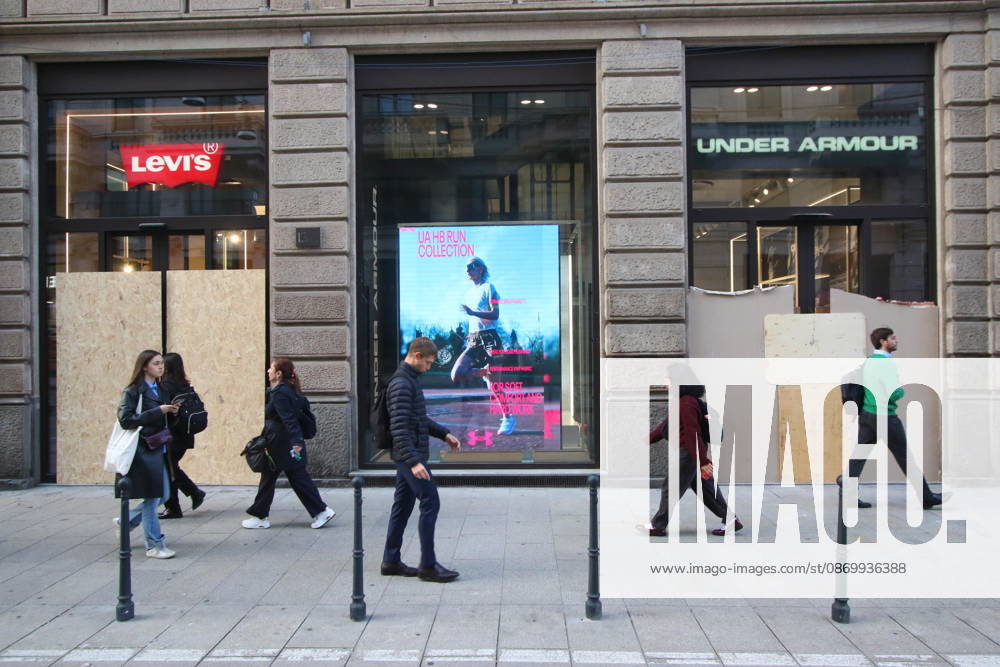 Negozi chiusi e vetrine rotte a Milano dopo le giornate di saccheggi lungo le vie del centro storico, Milano, 19 ottobre 2026. Shops closed and storefronts smashed in Milan following a day of looting along the streets of the historic city center, in Milan, Italy, 19 October 2026. ANSA PAOLO SALMOIRAGO Milan - ZUMAa110 20261019_zaf_a110_001