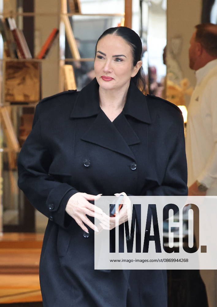 Dee Amore Marti, Céline Dion, accompanied by her hairstylist and personal photographer, leaves the Royal Monceau hotel with her sons Nelson and Eddy and her dog the day after her final concert in Paris on October 19, 2026. Cyril Moreau, Bestimage. Céline Dion leaves the Royal Monceau hotel with her sons Nelson and Eddy and her dog, the day after her final concert in Paris on October 19, 2026, Paris, France