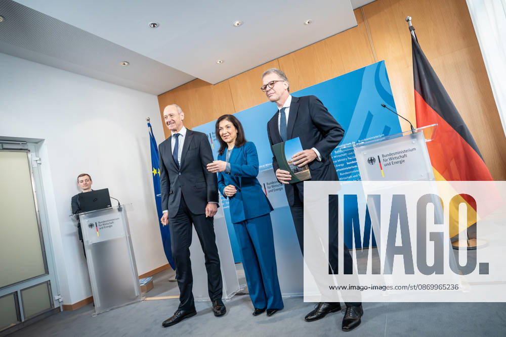 Mit Roland Busch, CEO Siemens AG, Katherina Reiche, Bundesministerin für Wirtschaft und Energie, und Christian Sewing, CEO Deutsche Bank AG (von links), Übergabe des Berichts Reinventing Growth;Übergabe Standortbericht der Initiative Made for Germany an Bundeswirtschaftsministerin, Berlin Berlin Deutschland BMWI