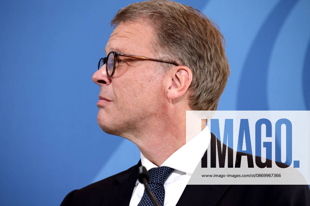 Christian Sewing, CEO Deutsche Bank AG, Übergabe des Standortberichts der Initiative Made for Germany an Bundeswirtschaftsministerin Reiche, Berlin