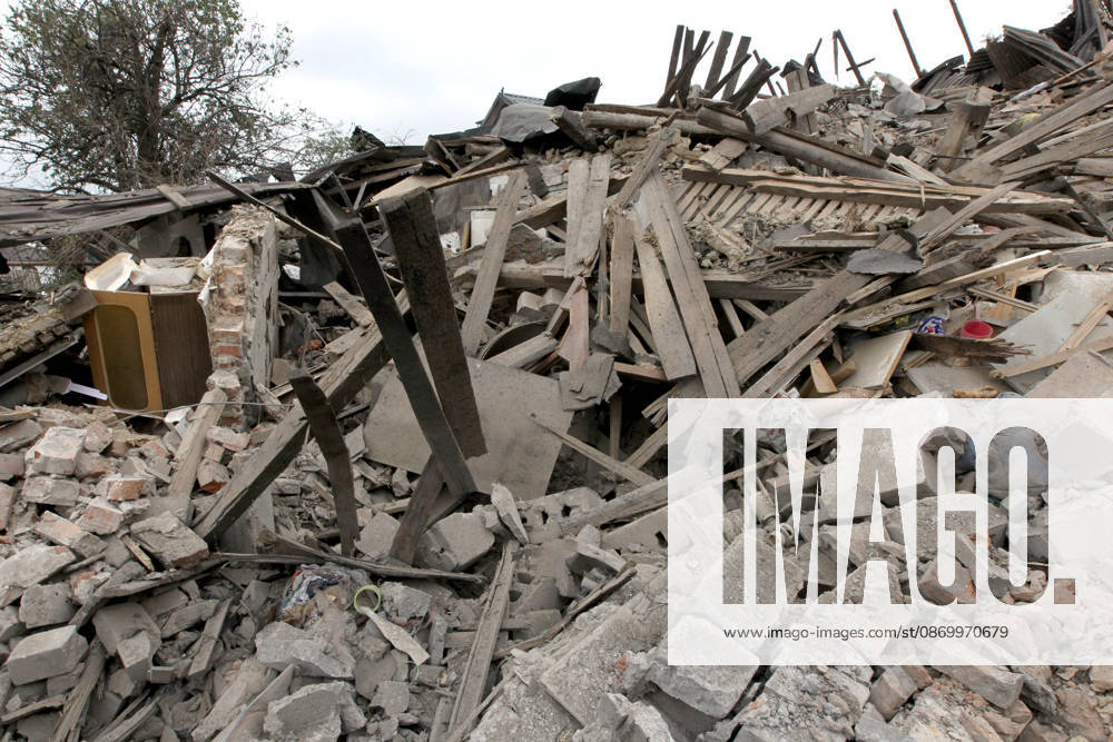 Russian troops hit Dnipro with guided bombs The premises of a house are reduced to rubble by a Russian bombardment in Dnipro, Ukraine, on October 19, 2026. On Monday morning, Russian forces launched guided aerial bombs at the eastern city, damaging private homes and infrastructure. An 84-year-old woman was hospitalised in moderate condition. Dnipro Ukraine