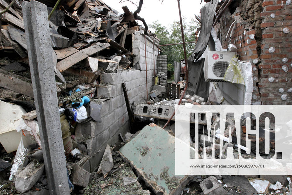 Russian troops hit Dnipro with guided bombs The premises of a house are reduced to rubble by a Russian bombardment in Dnipro, Ukraine, on October 19, 2026. On Monday morning, Russian forces launched guided aerial bombs at the eastern city, damaging private homes and infrastructure. An 84-year-old woman was hospitalised in moderate condition. Dnipro Ukraine