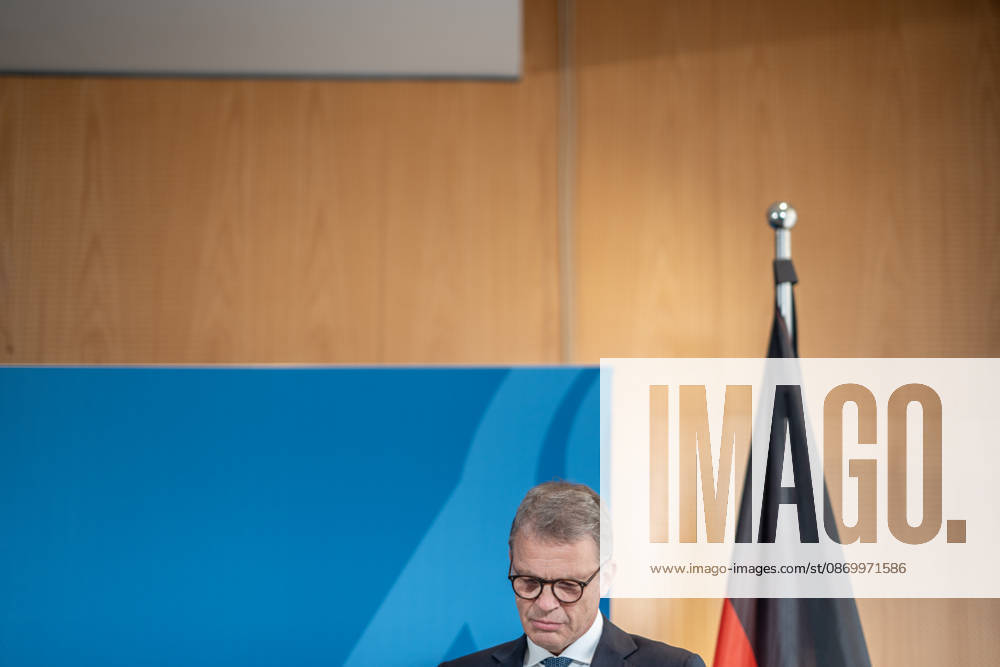 Christian Sewing, CEO Deutsche Bank AG;Übergabe Standortbericht der Initiative Made for Germany an Bundeswirtschaftsministerin, Berlin Berlin Deutschland BMWI