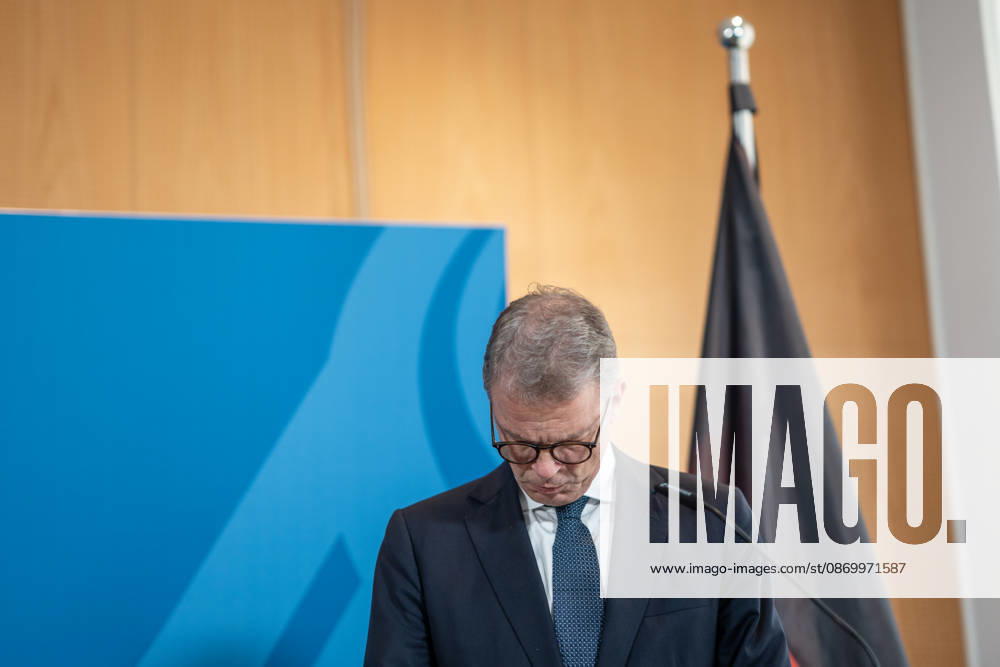 Christian Sewing, CEO Deutsche Bank AG;Übergabe Standortbericht der Initiative Made for Germany an Bundeswirtschaftsministerin, Berlin Berlin Deutschland BMWI