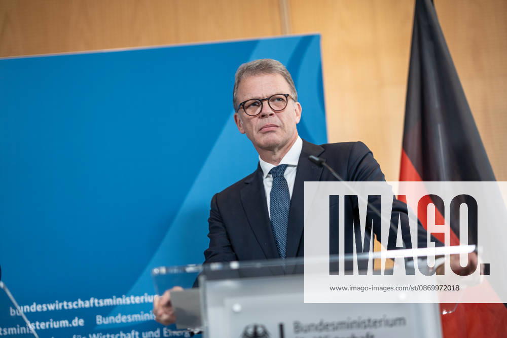 Christian Sewing, CEO Deutsche Bank AG;Übergabe Standortbericht der Initiative Made for Germany an Bundeswirtschaftsministerin, Berlin Berlin Deutschland BMWI