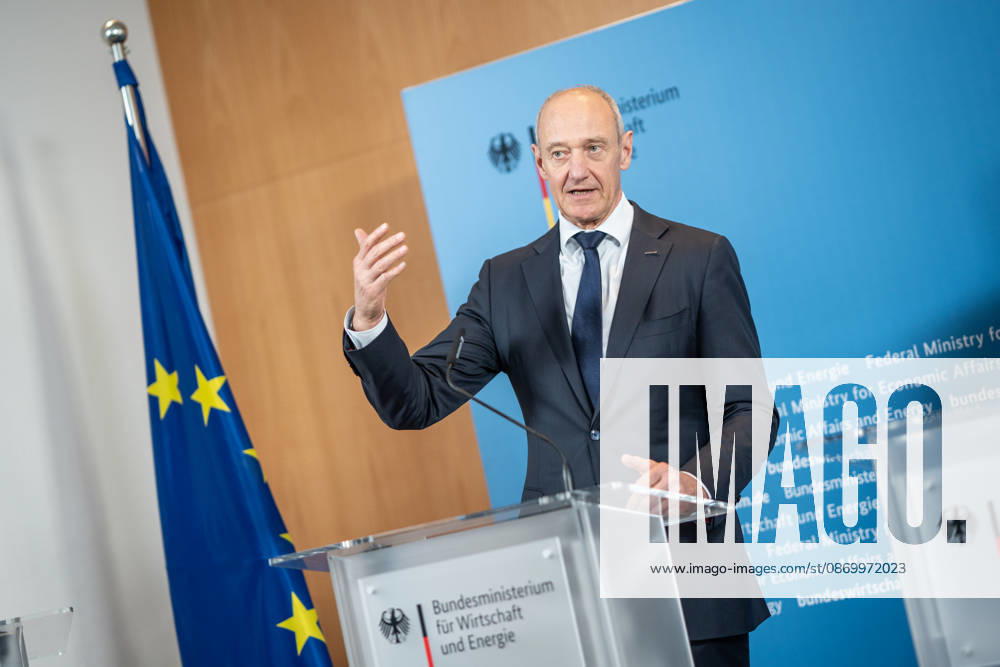 Roland Busch, CEO Siemens AG;Übergabe Standortbericht der Initiative Made for Germany an Bundeswirtschaftsministerin, Berlin Berlin Deutschland BMWI
