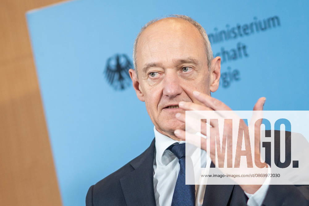 Roland Busch, CEO Siemens AG;Übergabe Standortbericht der Initiative Made for Germany an Bundeswirtschaftsministerin, Berlin Berlin Deutschland BMWI