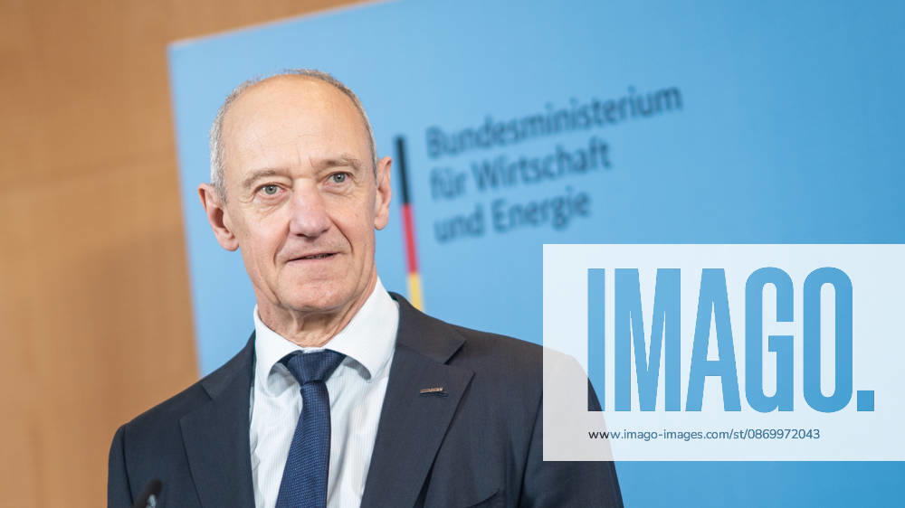 Roland Busch, CEO Siemens AG;Übergabe Standortbericht der Initiative Made for Germany an Bundeswirtschaftsministerin, Berlin Berlin Deutschland BMWI