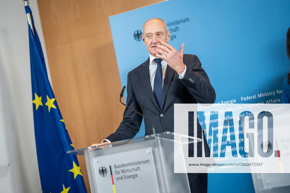 Roland Busch, CEO Siemens AG;Übergabe Standortbericht der Initiative Made for Germany an Bundeswirtschaftsministerin, Berlin Berlin Deutschland BMWI