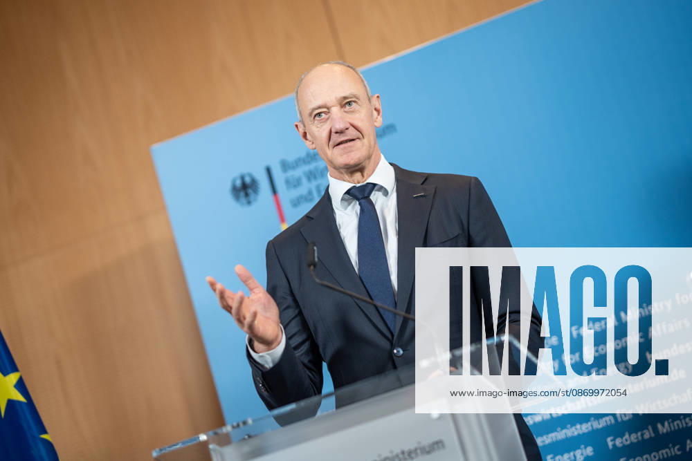 Roland Busch, CEO Siemens AG;Übergabe Standortbericht der Initiative Made for Germany an Bundeswirtschaftsministerin, Berlin Berlin Deutschland BMWI