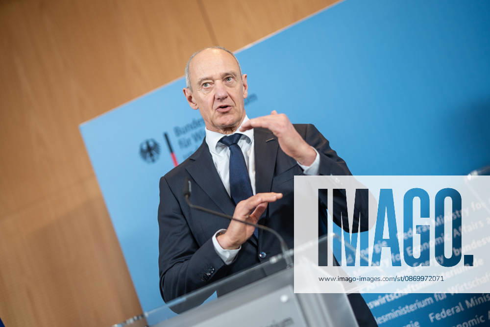 Roland Busch, CEO Siemens AG;Übergabe Standortbericht der Initiative Made for Germany an Bundeswirtschaftsministerin, Berlin Berlin Deutschland BMWI