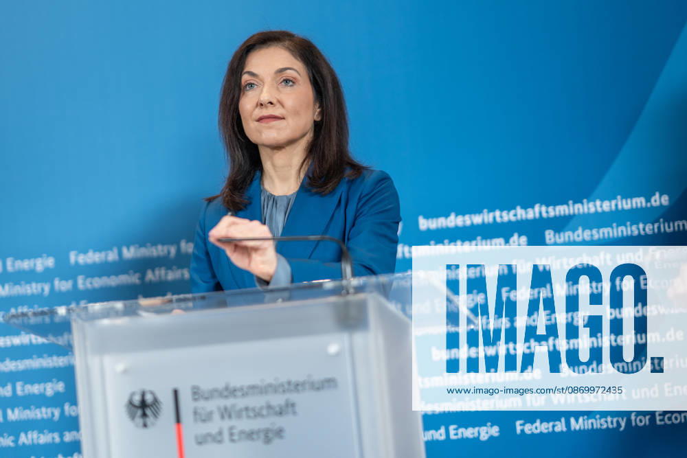 Katherina Reiche, Bundesministerin für Wirtschaft und Energie;Übergabe Standortbericht der Initiative Made for Germany an Bundeswirtschaftsministerin, Berlin Berlin Deutschland BMWI