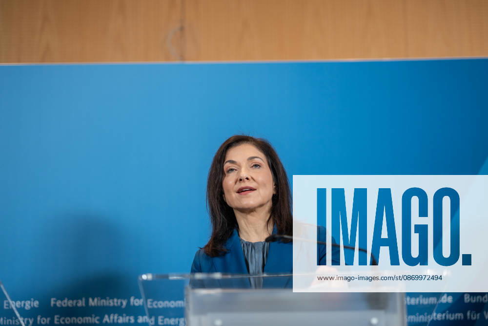 Katherina Reiche, Bundesministerin für Wirtschaft und Energie;Übergabe Standortbericht der Initiative Made for Germany an Bundeswirtschaftsministerin, Berlin Berlin Deutschland BMWI