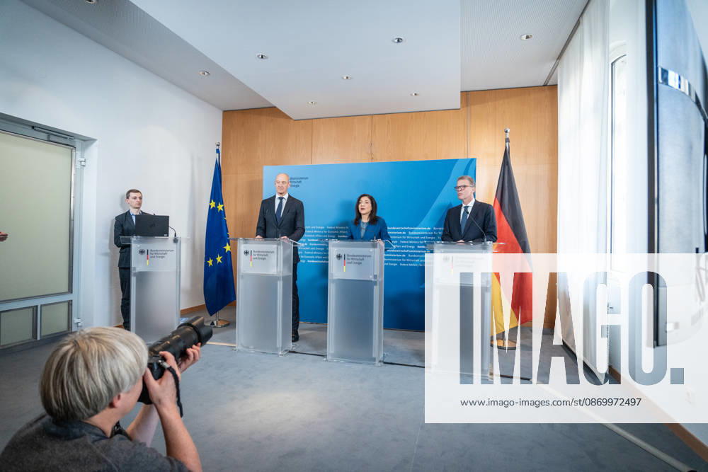 Mit Roland Busch, CEO Siemens AG, Katherina Reiche, Bundesministerin für Wirtschaft und Energie, und Christian Sewing, CEO Deutsche Bank AG (von links);Übergabe Standortbericht der Initiative Made for Germany an Bundeswirtschaftsministerin, Berlin Berlin Deutschland BMWI