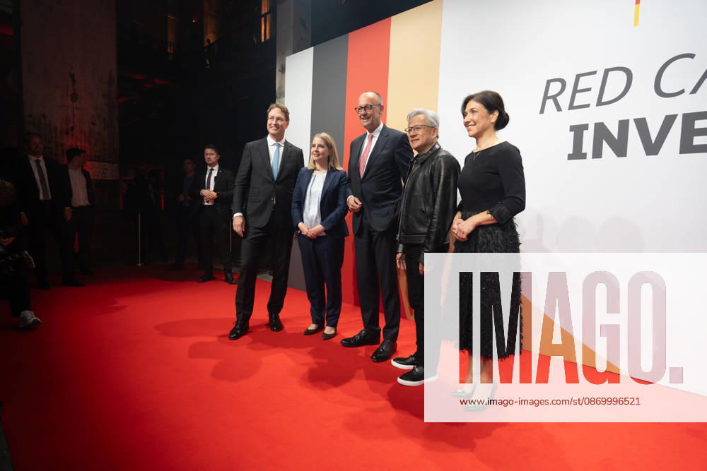 Ola Källenius, CEO Mercedes-Benz Group AG, Verena Hubertz Bundesministerin für Wohnen, Stadtentwicklung und Bauwesen, Friedrich Merz, Bundeskanzler, Jensen Huang, CEO Nvidia Corporation, Katherina Reiche, Bundesministerin für Wirtschaft und Energie (von links) im Gespräch;Invest in Germany Summit 2026 - Red Carpet for Investments - Event Location Kraftwerk Berlin, Berlin Berlin Deutschland Kraftwerk Event Location