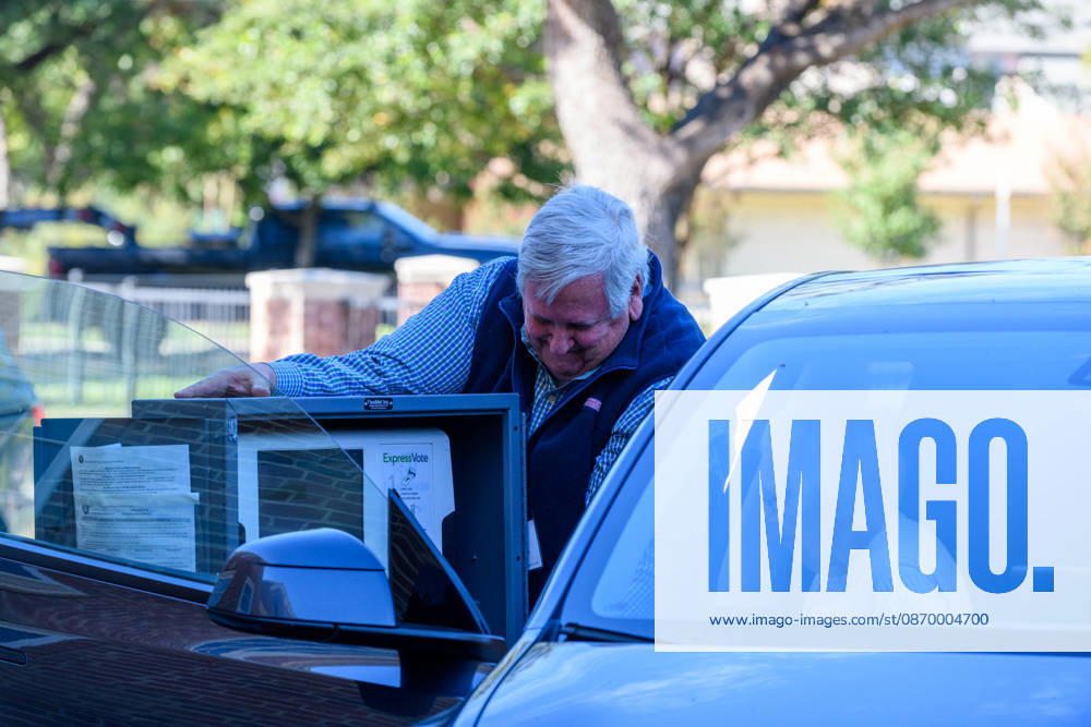 Early voting started in Dallas TX on Monday morning...University Park United Methodist Church..By 1130 am, nearly 700 people voted at this location..Election worker helps a citizen vote curbside. Dallas USA - ZUMAa183 20261019_znp_a183_022